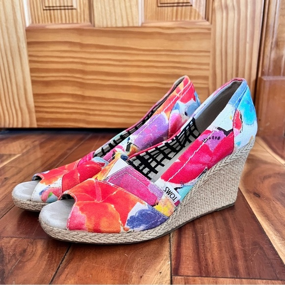 Toms 7.5 Vibrant Abstract Floral Calypso Peep Toe Wedge - Picture 2 of 8